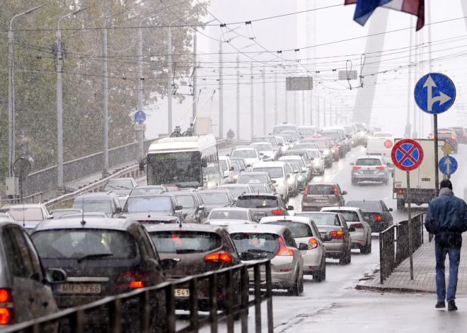 Перед праздниками на дорогах Латвии происходит одно и то же: страховщики назвали главные ошибки