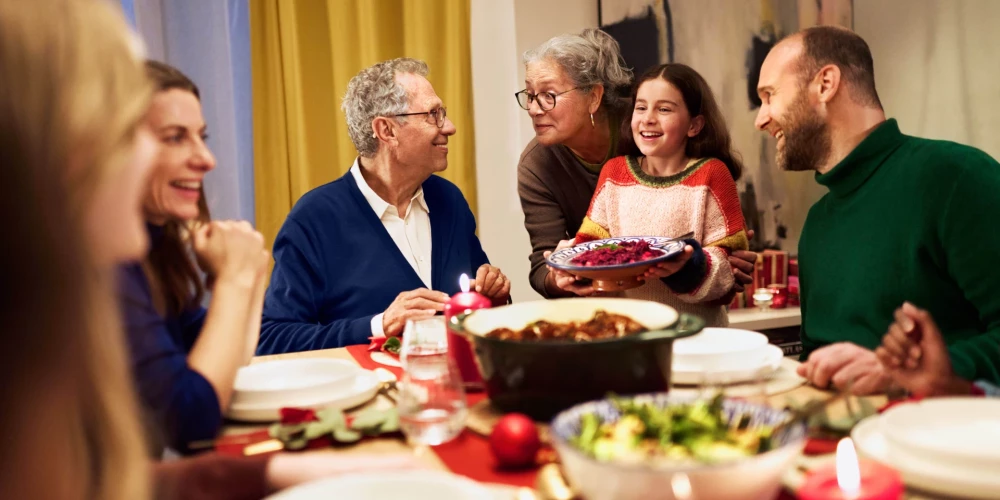 Большинство респондентов в Латвии отмечают, что уже определили оптимальный для своего кошелька уровень расходов и в этом году потратят на праздничный стол столько же или чуть больше, чем в прошлом.