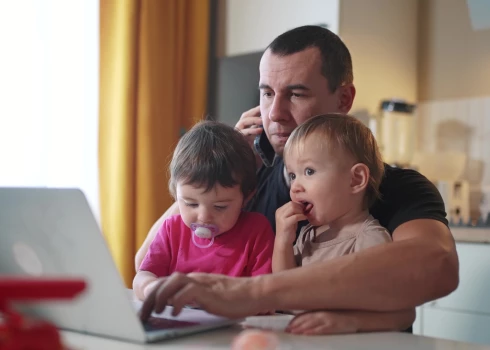 Vecāku dzīve ar maziem bērniem bieži līdzinās nepārtrauktam skrējienam, un brīžiem šķiet – taču noteikti eksistē kāds vienkāršāks risinājums.