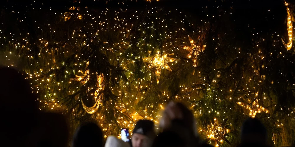 Rotājot eglīti, strāvas triecienu guvis bērns.