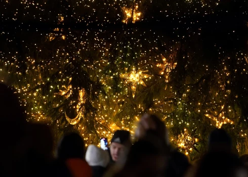 Rotājot eglīti, strāvas triecienu guvis bērns.