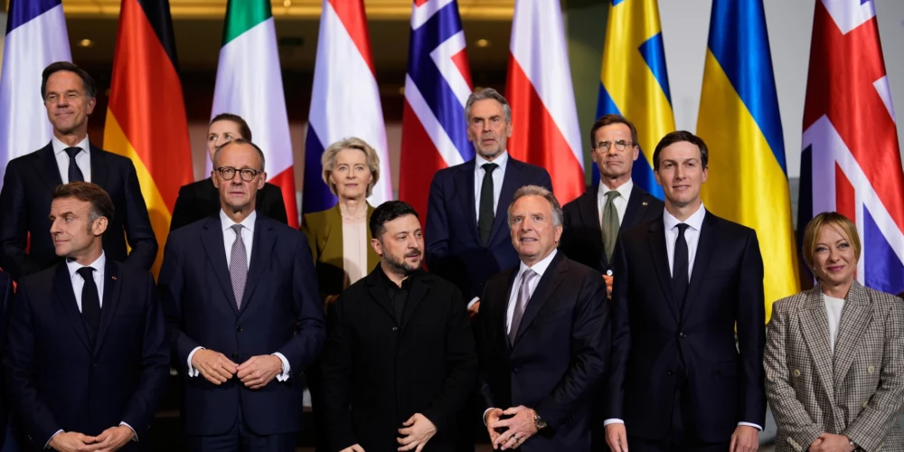 "Tas, ka amerikāņi ir uzņēmušies šādas saistības – aizsargāt Ukrainu pamiera gadījumā tā, it kā tā būtu NATO teritorija, manuprāt, ir ievērojama Amerikas Savienoto Valstu pozīcija," pauda Vācijas kanclers Frīdrihs Mercs.