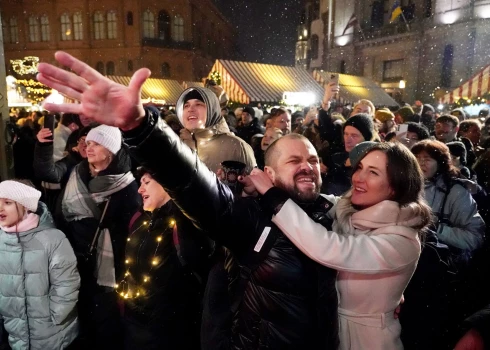 Диджеи и перформансы украсят празднование Нового года в Старой Риге.