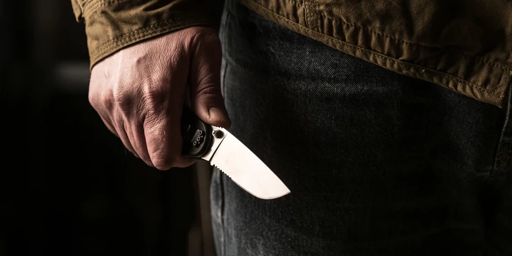 Ventspilī vīrietis ar nazi un cirvi uzbrucis pašvaldības policistiem.