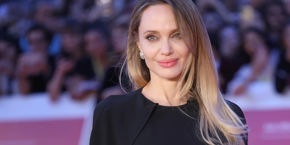 Джоли открыто рассказала о профилактике рака груди.