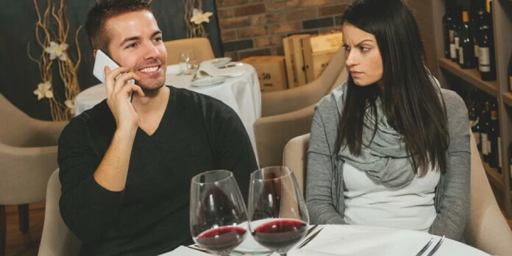 Runājot par neuzticību, vairumam pirmais prātā nāk fizisks sānsolis.