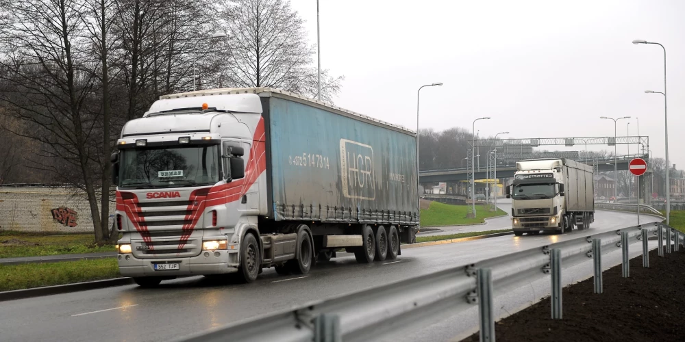 Autoceļu lietošanas nodevas kravas transportam no janvāra vēl nepaaugstinās.