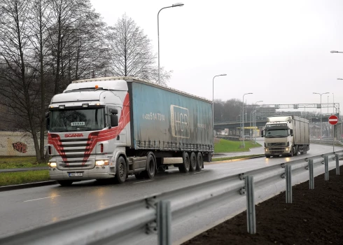 Autoceļu lietošanas nodevas kravas transportam no janvāra vēl nepaaugstinās.