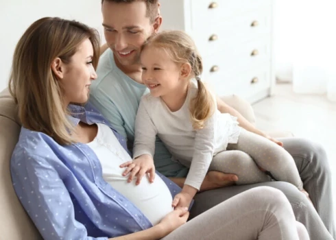 Otrā bērna gaidīšana bieži vien ir piepildīta ar priecīgu satraukumu – īpaši, ja pirmais bērns jau ar nepacietību gaida brālīti vai māsiņu. 