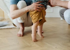 Pirmie apaviņi bērnam: ko izvēlēties, lai pēdiņas aug veselas