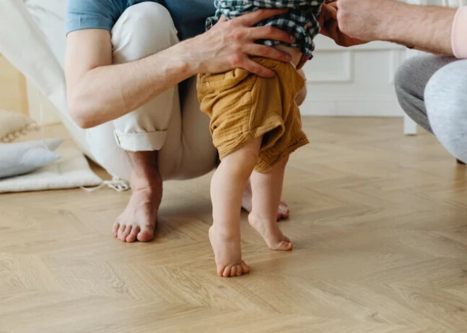 Pirmie apaviņi bērnam: ko izvēlēties, lai pēdiņas aug veselas