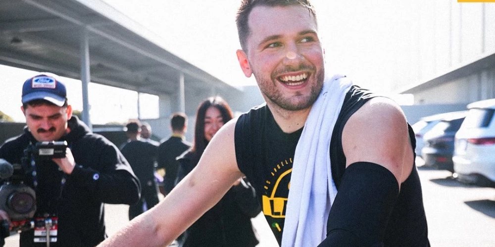 Luka Dončičs elektrisko velosipēdu iemēģināja arī pats.