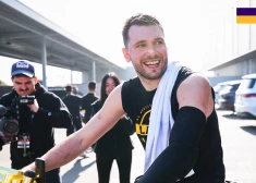 VIDEO: Luka Dončičs iepriecina savus komandas biedrus ar dārgām Ziemassvētku dāvanām