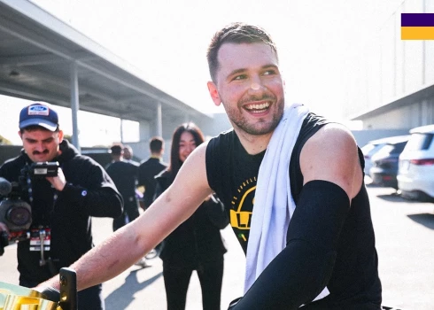 Luka Dončičs elektrisko velosipēdu iemēģināja arī pats.