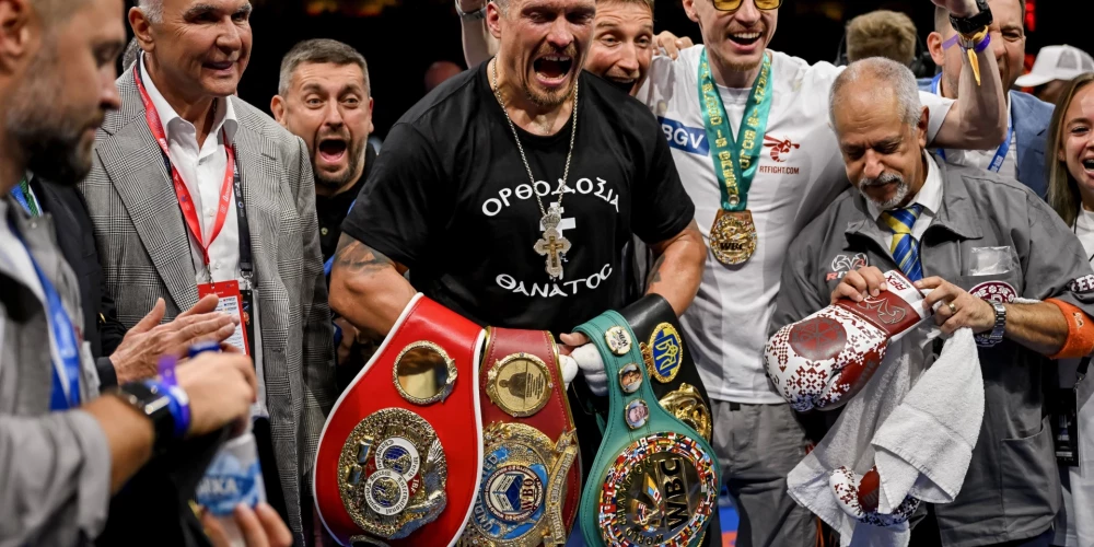 Oleksandrs Usiks pēc otrās uzvaras pār Danielu Dubuā (foto: Scanpix / EPA)