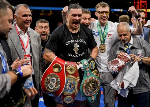 Oleksandrs Usiks pēc otrās uzvaras pār Danielu Dubuā (foto: Scanpix / EPA)