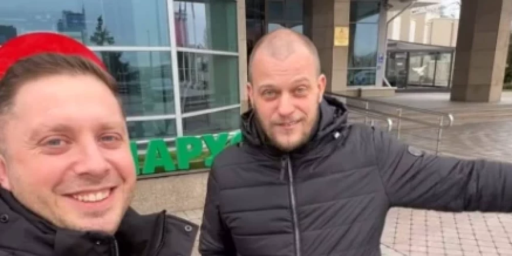 Pa kreisi - Krepostnojs, pa labi - starptautiski meklētais Romāns Samuļs. Abi Minskā, kur "nejauši" satikušies.