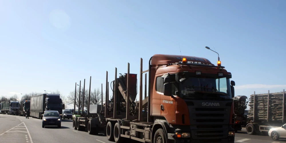 Šķīdoņa dēļ Latvijā daudzviet noteikti transporta masas ierobežojumi