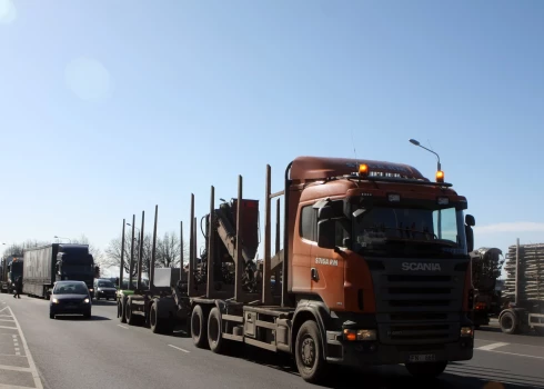 Šķīdoņa dēļ Latvijā daudzviet noteikti transporta masas ierobežojumi
