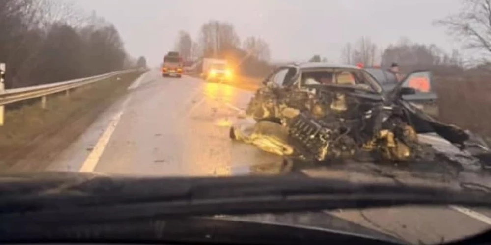 На Резекненской объездной дороге произошло тяжелое дорожно-транспортное происшествие с участием двух автомобилей.