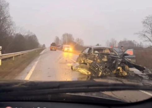 На Резекненской объездной дороге произошло тяжелое дорожно-транспортное происшествие с участием двух автомобилей.