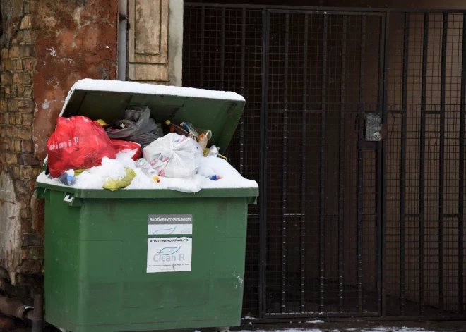Vēl viens sitiens pa maciņu: janvārī pieaugs tarifi par nešķirotu sadzīves atkritumu nodošanu poligonos