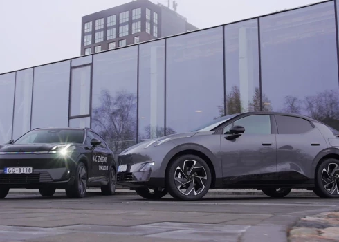 Salīdzina Lynk & Co modeļus - elektromobili 02 un lādējāmo hibrīdu 08.