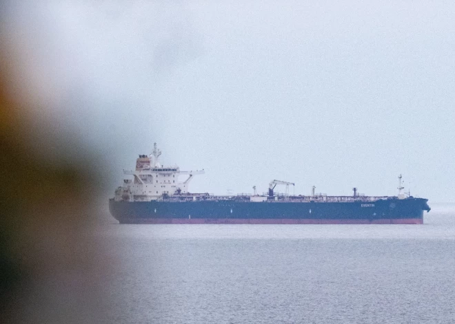 Uz Krievijas naftas tankkuģiem Baltijas jūrā parādījusies bruņota apsardze