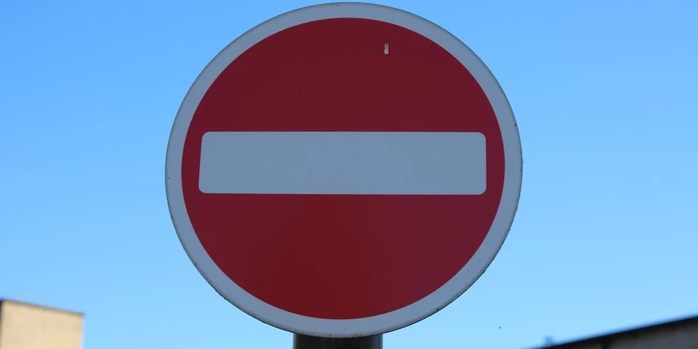 Ceļa zīme "iebraukt aizliegts".