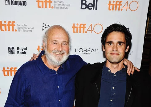 Losandželosas prokurori apsūdz režisora Roba Reinera dēlu abu vecāku slepkavībā.