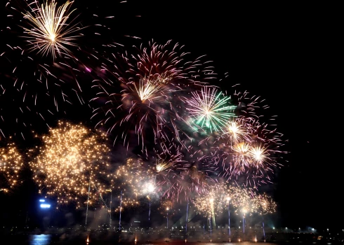 Rīgā aizliedz naktīs lietot pirotehniku.