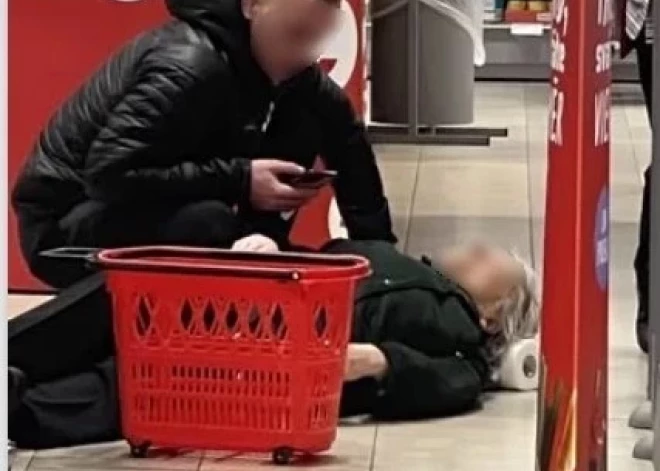 Людей тронул молодой человек, который в супермаркете Вецмилгрависа поддерживал пожилую женщину до приезда скорой