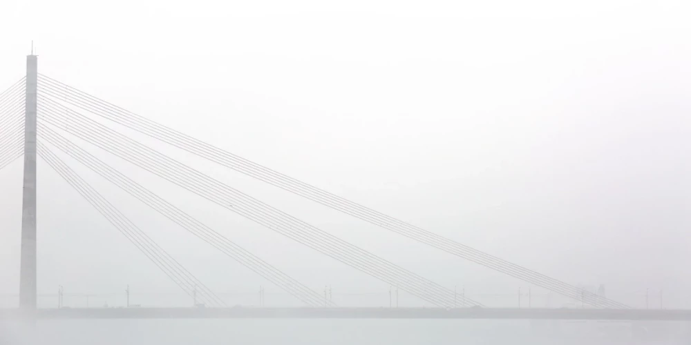 Vanšu tilts miglā. 