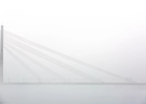 Vanšu tilts miglā. 