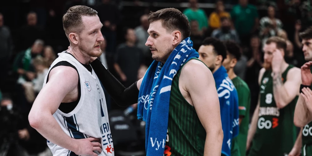 Bijušie komandas biedri Rolands Šmits un Edgars Ulanovs pēc spēles.