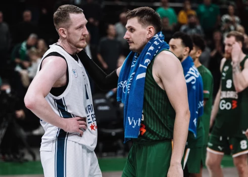 Bijušie komandas biedri Rolands Šmits un Edgars Ulanovs pēc spēles.