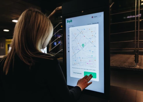 "Bolt" Rīgas lidostā ievieš pašapkalpošanās ekrānus braucienu pasūtīšanai. 