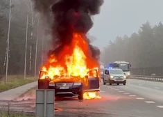 Ceļā uz lidostu divi jaunieši spiesti lēkt ārā no auto un glābties - 20 sekunžu laikā uzliesmo viņu spēkrats