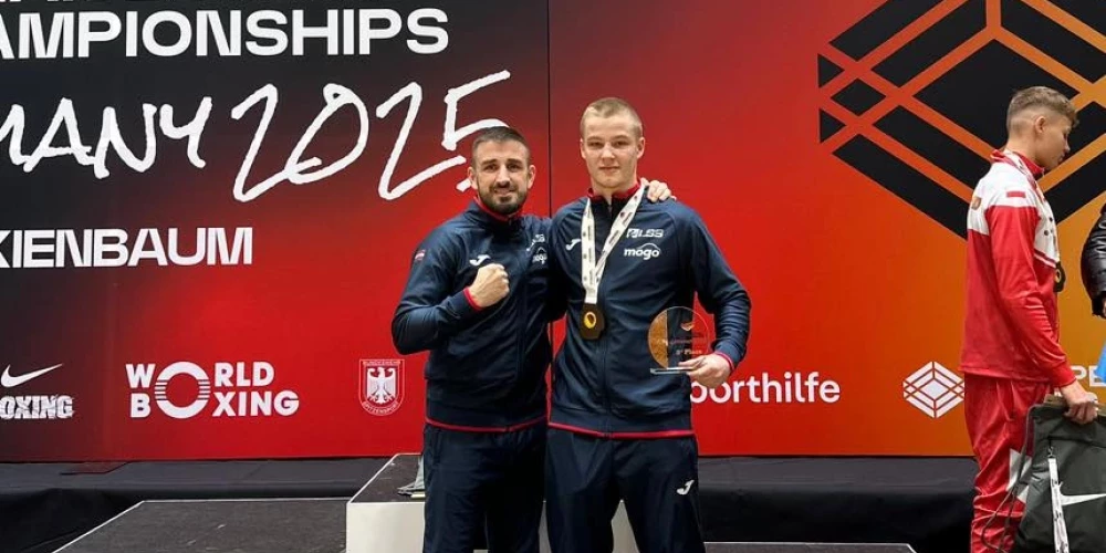 Timurs Gulbis (no labās) ar izcīnīto medaļu.