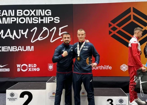 Timurs Gulbis (no labās) ar izcīnīto medaļu.