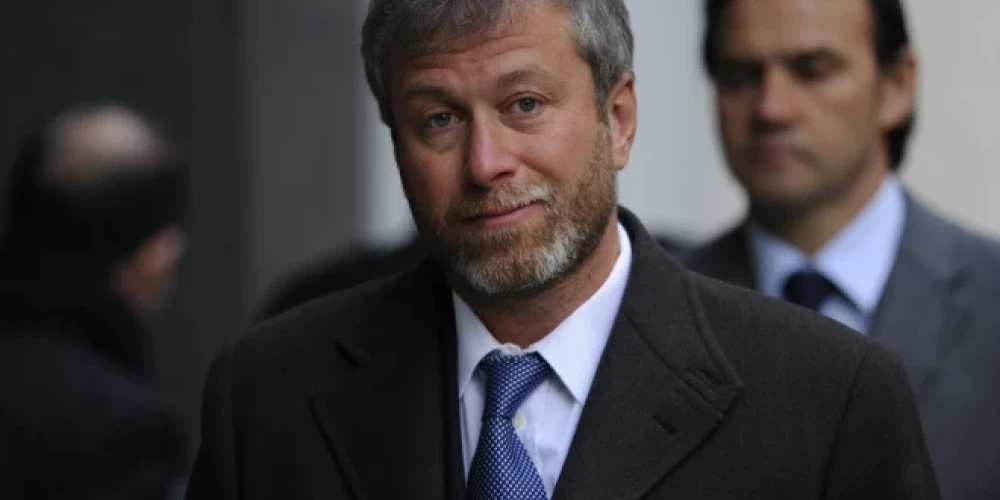 Krievijas oligarhs Romāns Abramovičs 2022. gadā solīja novirzīt Ukrainas atbalstam 2,5 miljardus sterliņu mārciņu [2.85 miljardus eiro], ko viņš guva, pārdodot futbola klubu "Chelsea FC".