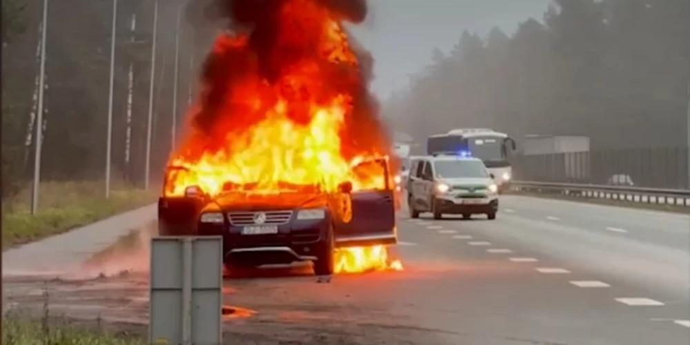 В течение получаса машина сгорела дотла.