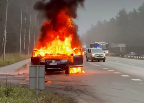 В течение получаса машина сгорела дотла.