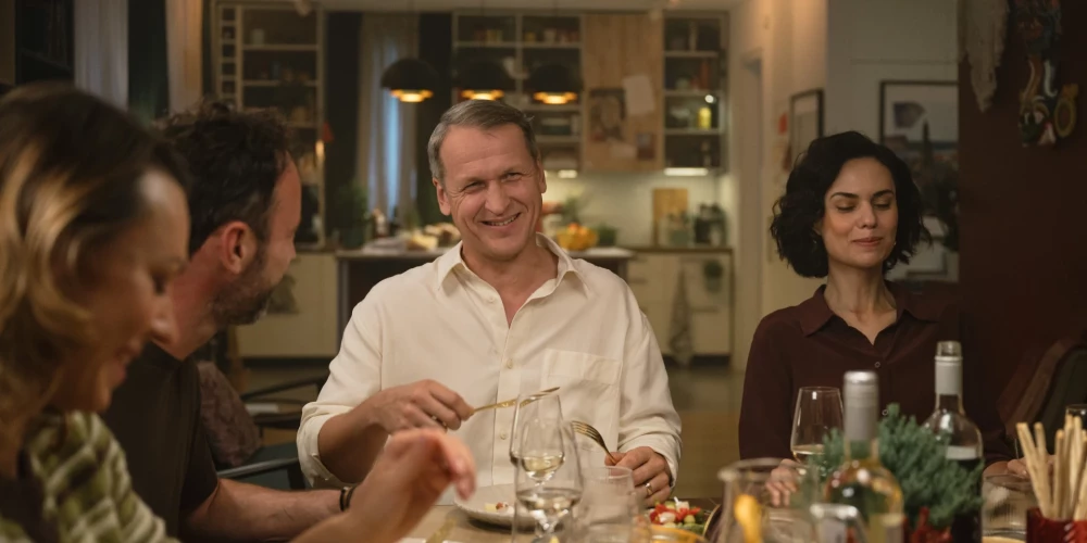  Dž. Dž. Džilindžera režisētā melnā humora komēdija “Perfektie”, kas veidota pēc itāļu režisora Paolo Dženovēzes slavenās filmas “Perfekties svešinieki” (“Perfetti sconosciuti”) scenārija, ir asprātīgs, melnā humora piesātinās stāsts, kurā septiņu draugu vakariņas pārvēršas spēlē, atklājot viņu slēptākos noslēpumu.