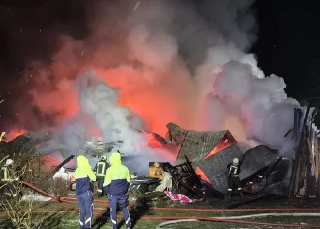 Ugunsnelaime iznīcina visu saimniecību – aicina palīdzēt ugunsgrēkā cietušajam Vecumnieku posteņa komandierim un viņa ģimenei