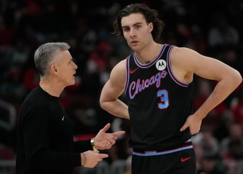 Džošs Gidijs uzklausa galvenā trenera Bilija Donovana padomus.