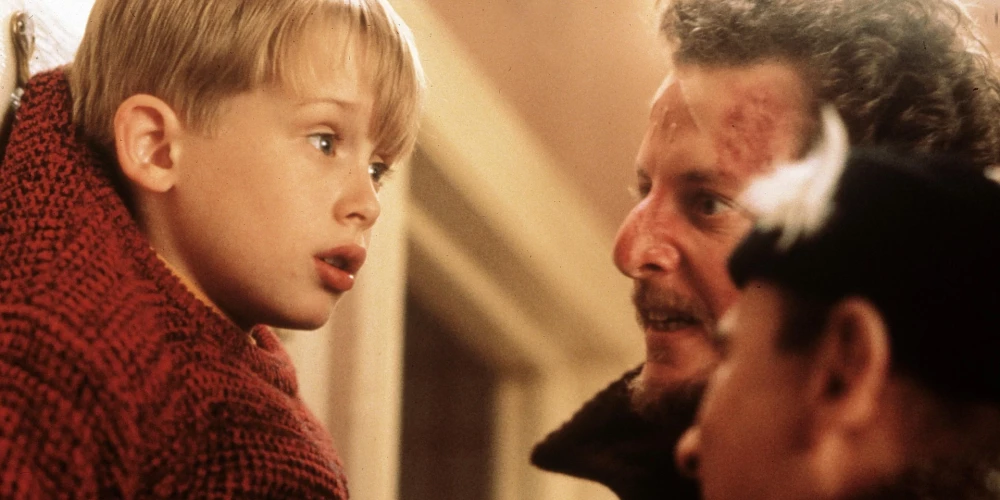 Filma "Viens pats mājās" ir populāra visā pasaulē, tai skaitā arī Latvijā. 