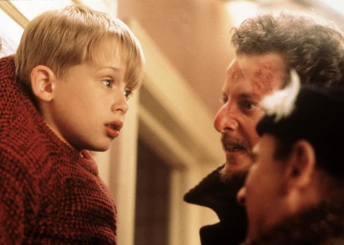 Filma "Viens pats mājās" ir populāra visā pasaulē, tai skaitā arī Latvijā. 