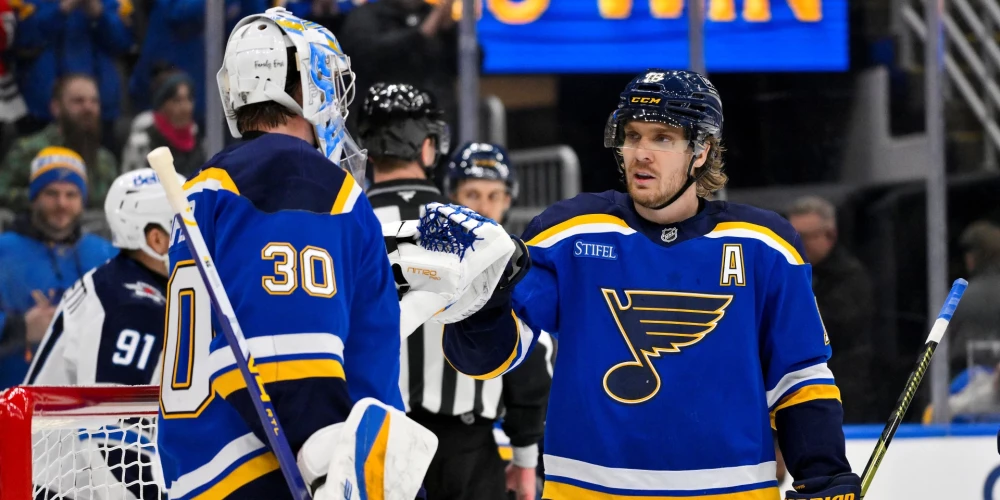 "Blues" kapteinis Roberts Tomass sveic vārtsargu Džoelu Hoferu.