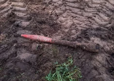 FOTO: Ādažos atrasts munīcijai līdzīgs priekšmets - nekavējoties izsaukti likumsargi